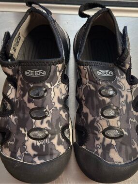 Keen Kids Black & Gray stingray Camouflage Water Shoes